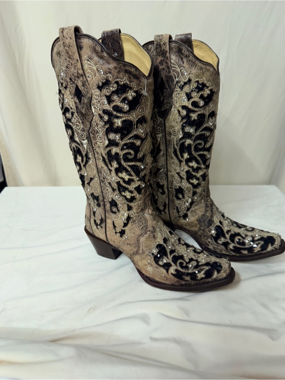Corral brown inlay and flowered embroidey size 9